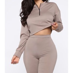 NWT CHICAGO LEGGING SET-TAUPE